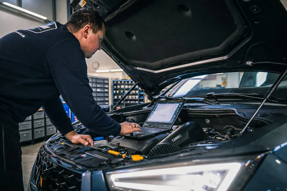Techniker optimiert Motorsteuerung
